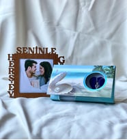 Kişiye Özel Ahşap Herşey Seninle Güzel Çeçeve Ve İnci Kolye Hediye Seti
