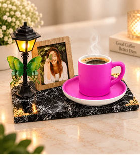 Kişiye Özel Fotoğraflı Sokak Lambalı Siyah Kaideli Pembe Renkli Kahve Fincanı
