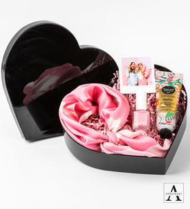 Kişiye Özel Kalp Kutuda Hediye Seti- Pembe Fular - Eyüp Sabri Tuncer El Kremi - Pastel Oje - Polaroid Fotoğraf - Kalp Hediye Kutusu