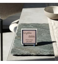 “Lâ Gâlibe İllâllâh” Yazılı Özel Tasarım Dekoratif Obje, Güçlü Anlamı ve Zarif Duruşuyla Yaşam Alanlarına Manevi Dokunuş 10x10 cm