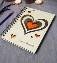 Kişiye Özel Kalp Desenli Ahşap Kapaklı Defter - Ajanda - İsme Özel - A5 60 Yaprak (120 SAYFA) Hediyelik (Turuncu)