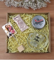 BK Gift Kişiye Özel İsimli Cam Kahve Fincanı & Türk Kahvesi & Ahşap Fotoğraf Tutucu & Gümüş Metal Kutuda Kokulu Mum Hediye Seti-1, Anneye Hediye, Anneler Günü Hediyeleri