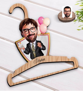 BK Gift Kişiye Özel Erkek Doğum Günü Karikatürlü Standart Boy Ahşap Elbise Askısı-3