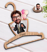 BK Gift Kişiye Özel Erkek Doğum Günü Karikatürlü Standart Boy Ahşap Elbise Askısı-3