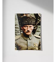 Çerçevesiz Poster Cephedeki Lider (Çok Renkli)