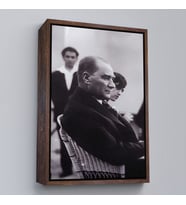Çerçeveli İskembe'de Oturan Mustafa Kemal Atatürk Tablosu (Beyaz)