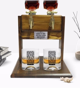BK Gift Kişiye Özel Renkli Baskılı İsimli İkili Viski Bardağı ve Çift Musluklu Doğal Ahşap Viski Standı-20 (Model 1)