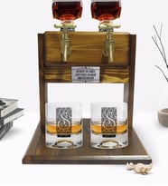 BK Gift Kişiye Özel Renkli Baskılı İsimli İkili Viski Bardağı ve Çift Musluklu Doğal Ahşap Viski Standı-20 (Model 1)