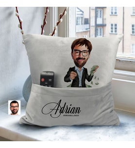 BK Gift Kişiye Özel Boss Baba Karikatür Tasarımlı Organizer Kumanda ve Atıştırmalık Cepli Gri Kırlent Yastık-5 Arkadaşa Hediye, Cepli Yastık