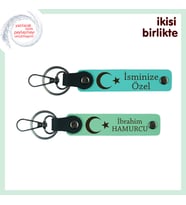 Birlikte Geçen Günleri Onurlandıran Hediye – Ay Yıldızlı Deri Anahtarlık x2 Set, Turkuaz-Yeşil