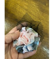 SATEN KABARTMA ÇİÇEKLİ TÜĞLÜ KADIN BROŞ YAKA GİYİM AKSESUARI 15X7 CM