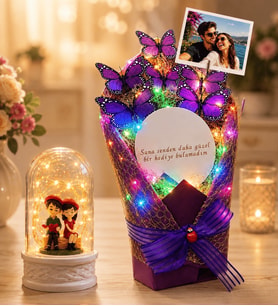 Kişiye Özel Fotoğraflı Renkli LED Işıklı Aynalı Mor Kelebek Buketi ve LED Işıklı Fanus (oturan çiftli)