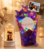 Kişiye Özel Fotoğraflı Renkli LED Işıklı Aynalı Mor Kelebek Buketi ve LED Işıklı Fanus (oturan çiftli)