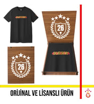 Galatasaray Lisanslı Yazılı Detaylı Siyah T-Shirt 26 Şampiyonluk Ahşap Kutulu E261042