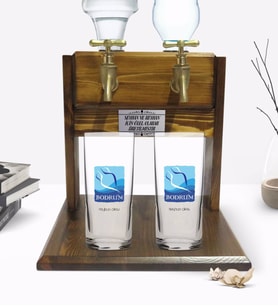 BK Gift Kişiye Özel Renkli Baskılı Bodrum Tasarımlı Turistik İkili Rakı Bardağı ve Çift Musluklu Doğal Ahşap Rakı Standı-1 (Model 1)