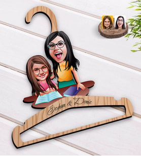 BK Gift Kişiye Özel Anne Kız Karikatürlü Standart Boy Ahşap Elbise Askısı-1