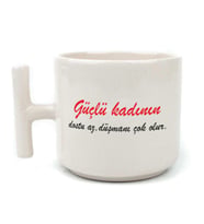Güçlü Kadının Dostu Az, Düşmanı Çok Olur Baskılı Kadınlar Günü Beyaz Kulplu T Kupa