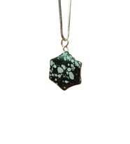 Obsidyen Doğal Taşı Zincirli El Yapımı Kolye Uç: 2 cm Zincir: 20 cm Kutulu mudanis