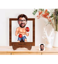 BK Gift Kişiye Özel Erkek Boksör Karikatürlü Ahşap Standlı 3D Biblo (Beyaz)
