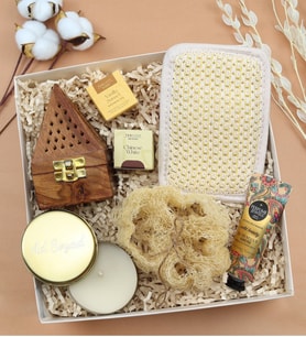 Kişiye Özel Gold Metal Kutulu Mum & Teashop 2'li Bitki Çayı & Eyüp Sabri Tuncer El ve Vücut Kremi & Ahşap Piramit Tütsülük & Kabak Lifi & Duş Kesesi Hamam Ve Spa Hediye Seti
