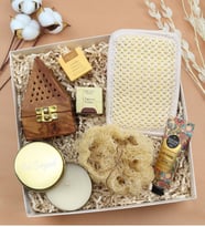 Kişiye Özel Gold Metal Kutulu Mum & Teashop 2'li Bitki Çayı & Eyüp Sabri Tuncer El ve Vücut Kremi & Ahşap Piramit Tütsülük & Kabak Lifi & Duş Kesesi Hamam Ve Spa Hediye Seti