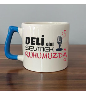 Deli Gibi Sevmek Ruhumuzda Var Baskılı Mavi Kulplu D Kupa