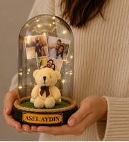 Kişiye Özel LED Işıklı Fanus – 3 Fotoğraflı & Yazılı Biblolu Özel Tasarım