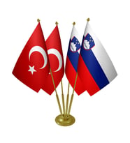 Masa Üstü Slovenya Bayrağı Türk Bayrağı Dörtlü Pirinç Direk Masa Bayrak Seti