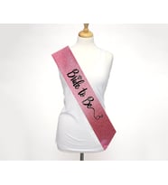 Pembe Üzeri Siyah İtalik Alyanslı Bride To Be Yazılı Simli Işıltılı Kuşak Kemer 10x80 cm