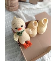 El Yapımı Amigurumi Civciv Uyku Arkadaşı ve Bebek Patik Seti Hediye Kutulu– Yenidoğan Bebek Hediyesi