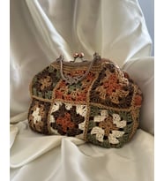 El Yapımı Vintage Klipsli Granny Square Çanta – Retro Tonlar