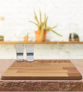 BK Gift Kişiye Özel 2’li Rakı Bardağı ve Doğal Masif Ahşap Servis Sunum Tepsisi Model 30