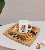 BK Gift Kişiye Özel Kadın Fitness Sporcusu Karikatürlü Beyaz Kupa ve Doğal Masif Ahşap 4 Bölmeli Sunum Tabağı Çerezlik Hediye Seti-1