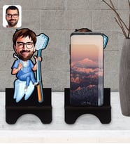 BK Gift Kişiye Özel Erkek Diş Hekimi Karikatürlü Ahşap Biblo Telefon Standı-2