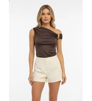 Kadın Kayık Yaka Omuzları Büzgülü Detay Tokalı Slim Fit Modal Bluz 26002 (Kahverengi)