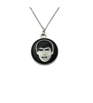Retro Portre Madalyon Kolye – Unisex Minimal Tasarım