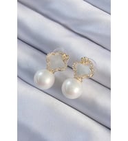 Pirinç Altın Renk Zirkon Taşlı Minimal Çiçek Tasarımlı Kadın Küpe 5886 - HPSBYI9797-3667