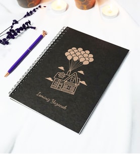 Kişiye Özel Uçan Ev Temalı Siyah Kraft Kapaklı Defter - 45 Yaprak A5 (90 SAYFA) 15x21 Cm