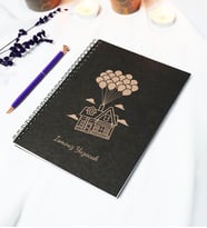Kişiye Özel Uçan Ev Temalı Siyah Kraft Kapaklı Defter - 45 Yaprak A5 (90 SAYFA) 15x21 Cm