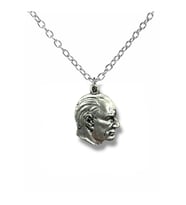 Mustafa Kemal Atatürk Silüet Figürlü Unisex Kolye – Gümüş Renk Metal Tasarım