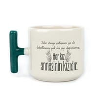 Her Kız Annesinin Kızıdır Baskılı Yeşil Kulplu T Kupa
