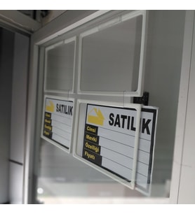 ETİKETLİK FİYATLIK - PORTATİF EMLAK VİTRİN ÇERÇEVE - 15 ADET SİLİKON BANT ASKILI