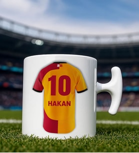 BK Gift Kişiye Özel Sarı Kırmızı Taraftar Forma Numarası ve İsim Tasarımlı Baskılı Hammer Kulplu Kupa Bardak, Taraftar Hediyesi