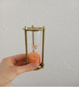 Metal Gövdeli Vintage Dekoratif Kum Saati – Estetik ve Zamanın Buluşması