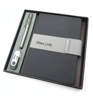 Signator® Codex  N381 Kişiye Özel Defterli Set - İsme Özel Gri Kalem + İsme Özel Siyah Defter+ İsme Özel 32 GB Usb Bellek  İsme Özel Kutusunda Hediyelik Set (Karışık)