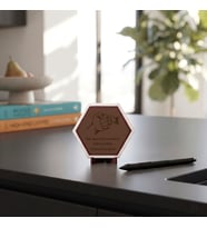 Bazı Süper Kahramanların Pelerinleri Yoktur Onlara Baba Denir Yazılı Modern Masaüstü Süsü Anlamlı Hediye 10x10 cm, Açık Kahve
