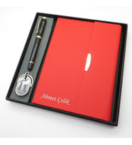 Signator® Codex  N337 Kişiye Özel Defterli Set - İsme Özel Siyah Kalem + İsme Özel Kırmızı Defter + İsme Özel Anahtarlık  İsme Özel Kutusunda Hediyelik Set (Karışık)