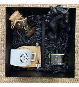 Prestige Box / At Figürlü Kokulu Mum, Ritim Türk Kahvesi, Ahşap Altlıklı Mıknatıslı Kaşıklı Porselen Fincan, Soft Özel Kokulu Çubuklu Koku