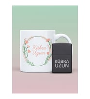 Çiçek Desenli İsimli Kupa Bardak ve Kişiye Özel İsimli Zippo (Siyah - Beyaz)
