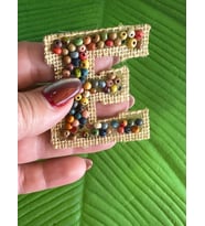 6X5 CM ÜTÜ İLE YAPIŞAN HASIR BONCUKLU E HARFİ ARMA